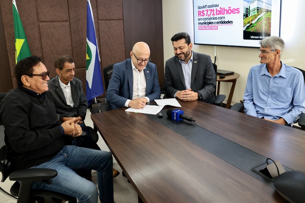 Governador assina decreto e garante repasse aos municípios para manutenção de estradas